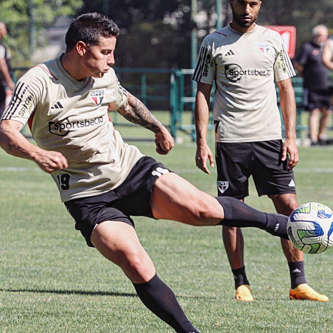 James Rodríguez afina su puntería en los entrenamientos con Sao Paulo