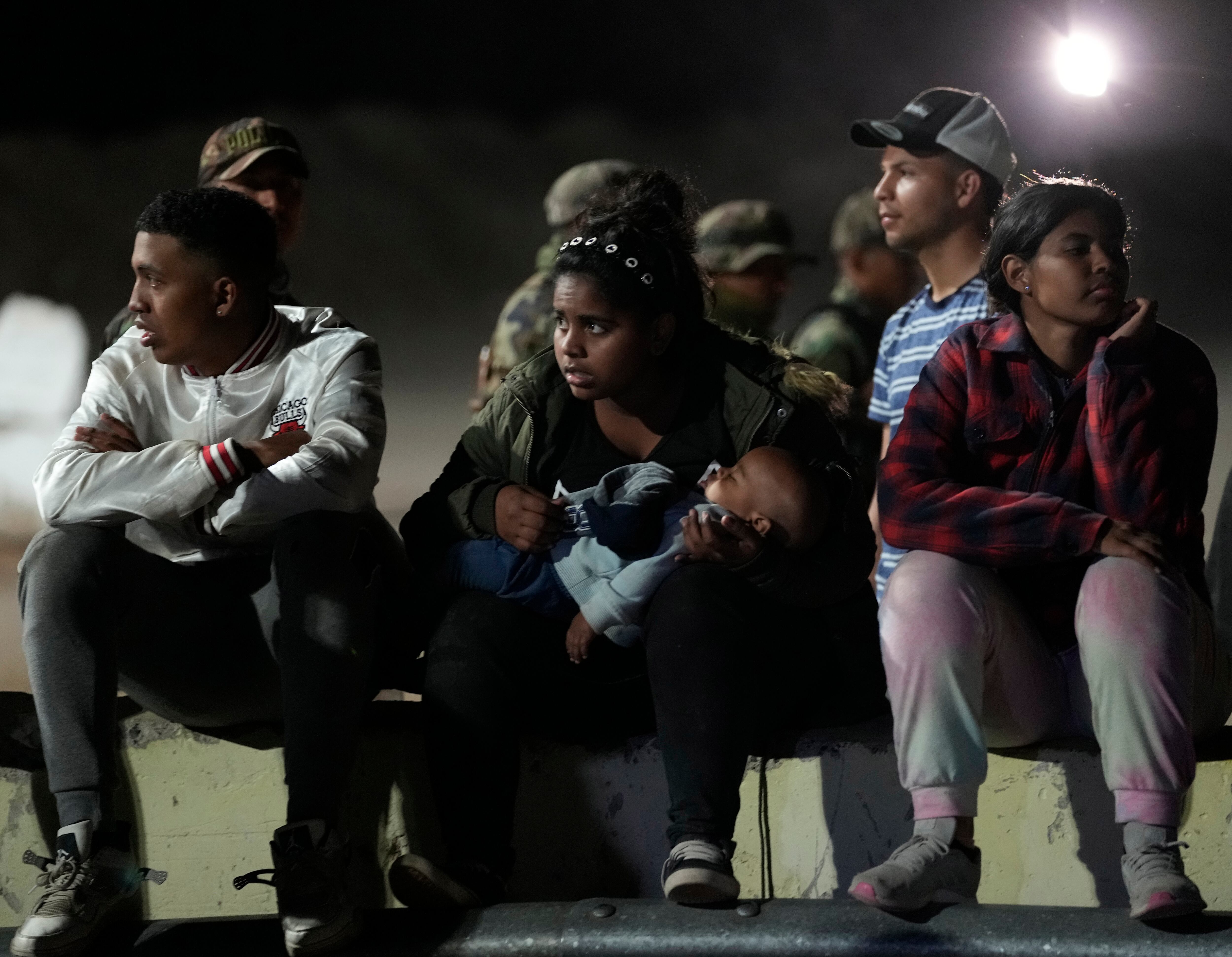 Migrantes venezolanos esperan en la frontera entre Chile y Perú