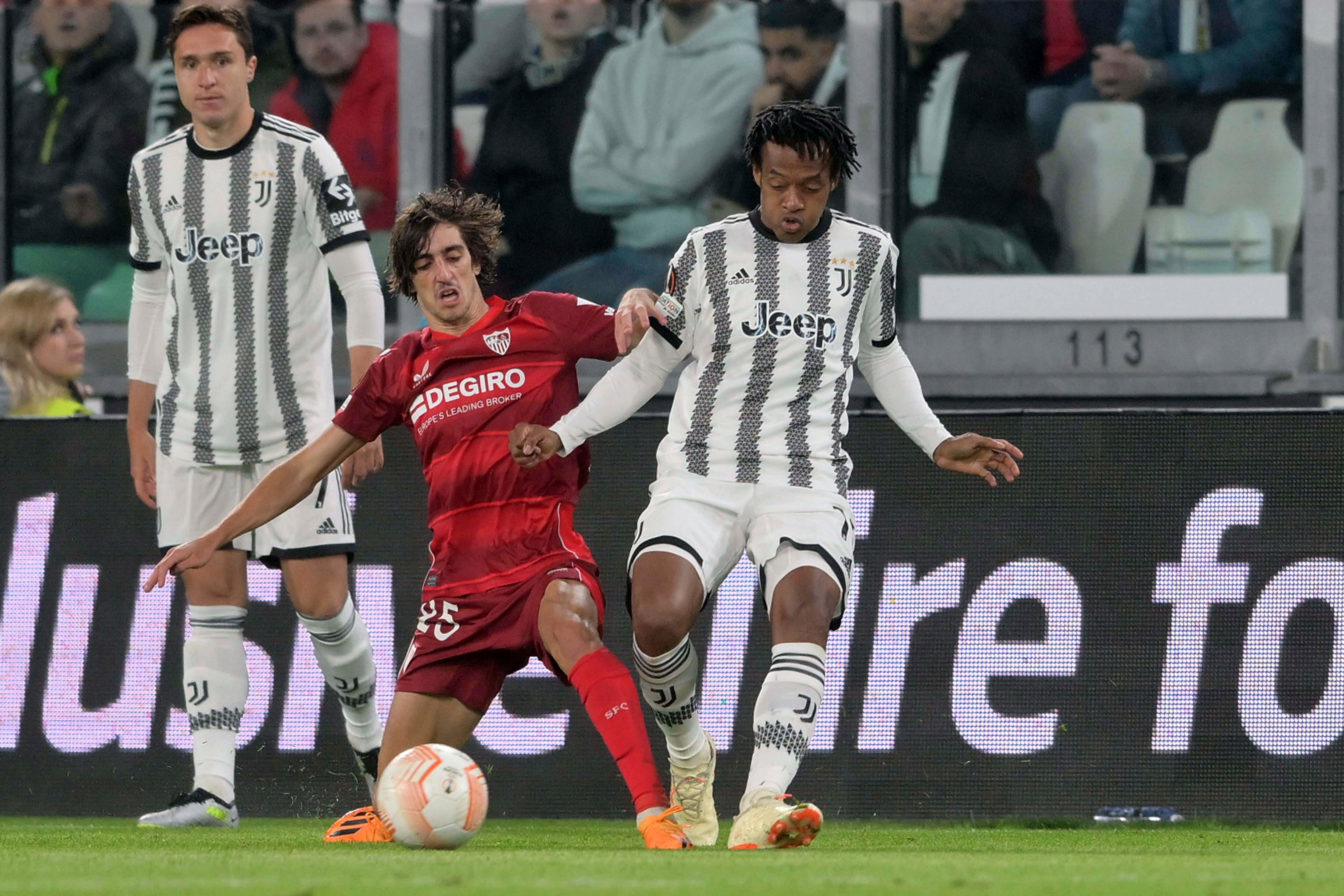 Juventus' Juan Cuadrado, right, and Sevilla's Bryan Gil battle for the ball during the Europa League soccer match between Juventus and Sevilla at Allianz Stadium in Turin, Italy, Thursday May 11, 2023. (Tano Pecoraro/LaPresse via AP)
