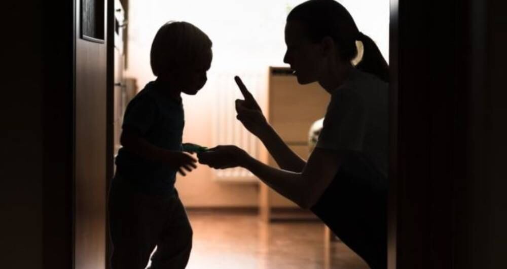 La parentalidad positiva busca que los padres conserven su autoridad frente a los niños, pero que también se tomen en cuenta los sentimientos del menor.