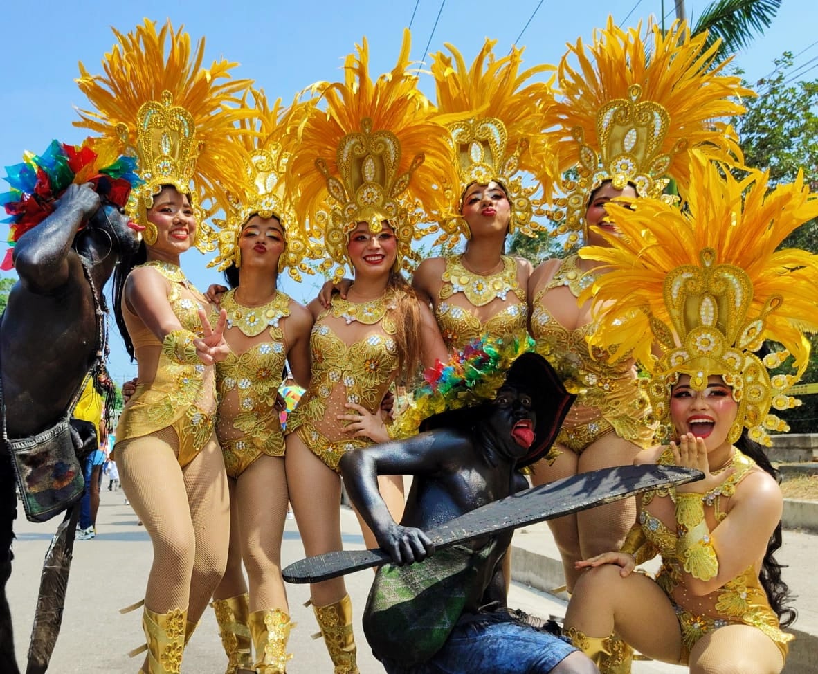 El carnaval de Barranquilla con  Batalla de flores dio inicio oficial a cuatro días de cultura, colorido, tradición, pero sobre todo una "gozadera total" para propios y extraños que en esta ocasión presentó una participación a  de 20 carrozas y estuvo a reventar en todo su recorrido por  la vía 40. foto José L Guzmán. El País.