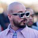 PARÍS, FRANCIA - 16 DE ENERO: J Balvin es visto, fuera de Vuitton, durante la Semana de la Moda de París - Moda masculina Otoño / Invierno 2020-2021 el 16 de enero de 2020 en París, Francia. (Foto de Edward Berthelot / Getty Images)