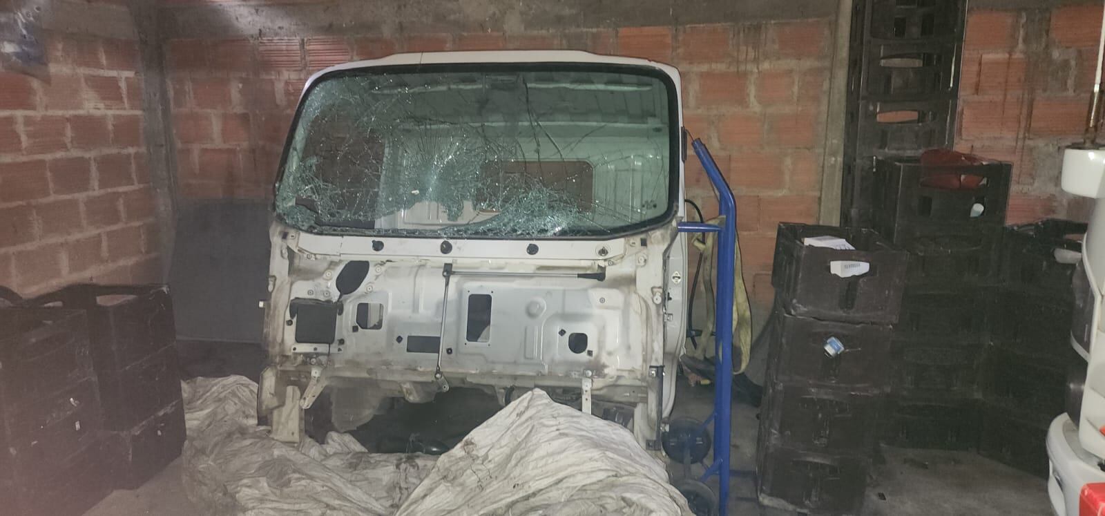 Las autoridades hallaron un desguazadero en Ciudad Bolívar, al sur de Bogotá. Este furgón estaba siendo desmontado