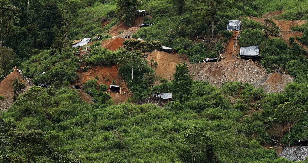 Complejo de minería ilegal que controlan los Comuneros del Sur en Ecuador.