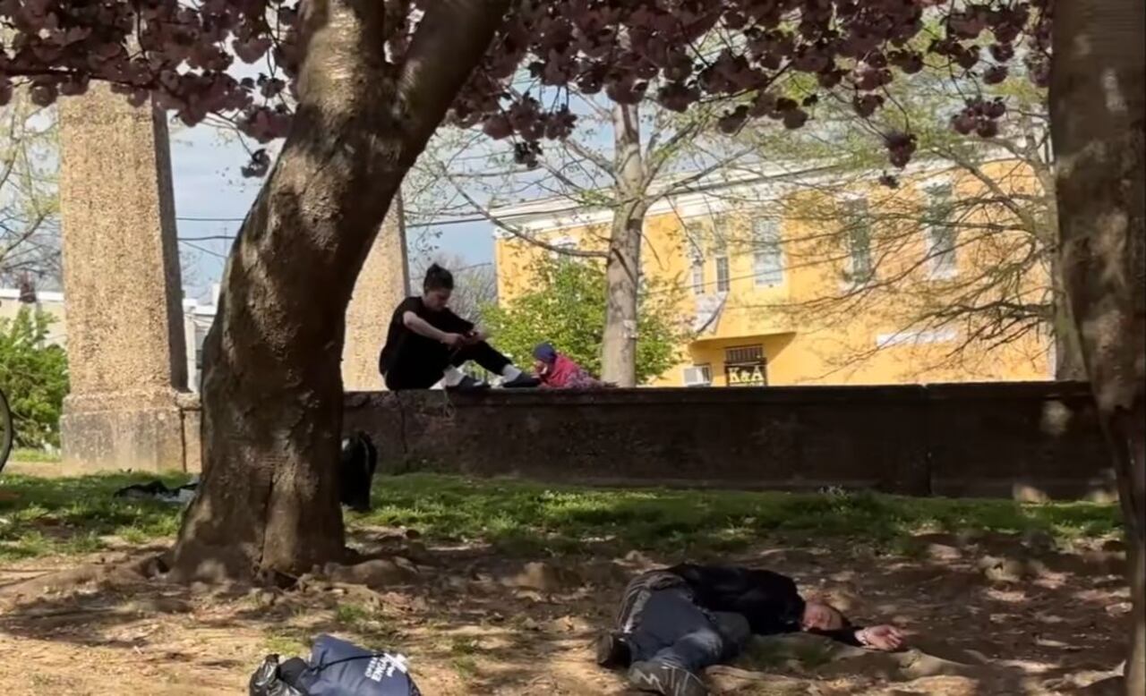 Un hombre se encuentra tendido en el suelo después de haber consumido fentanilo en Filadelfia