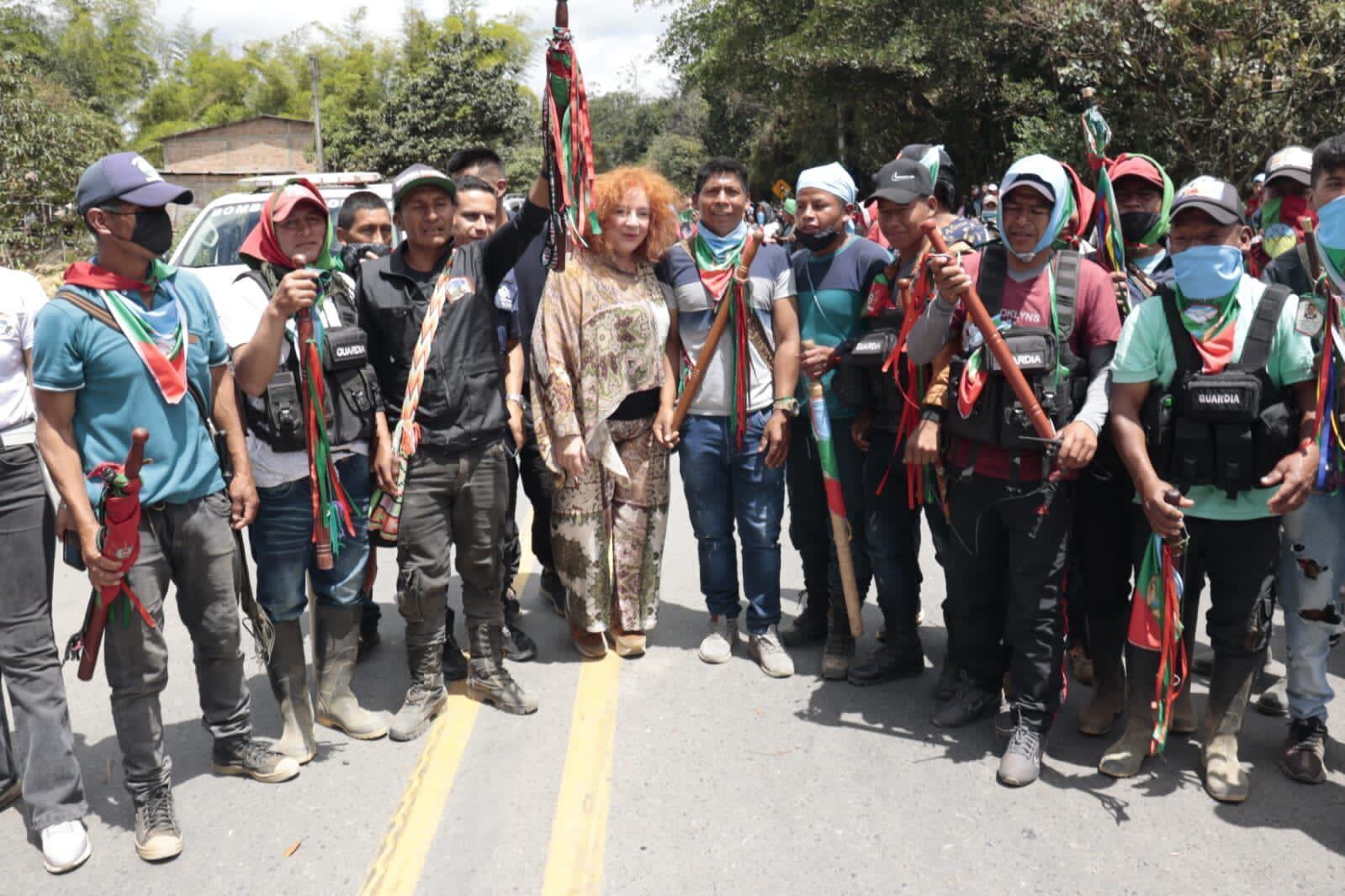 Viceministra del Diálogo del Ministerio del Interior, Lilia Solano junto a las comunidades indígenas.