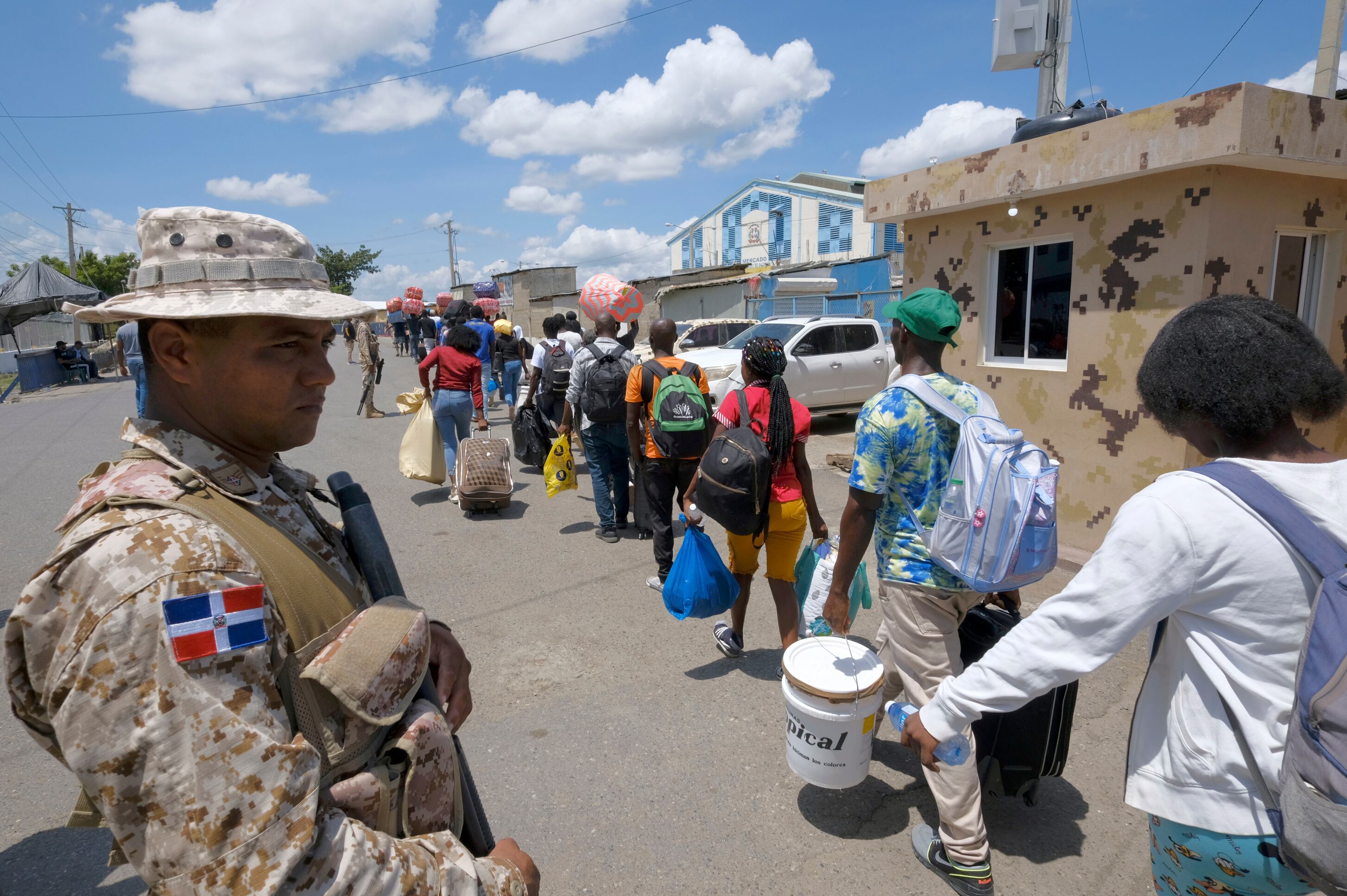 El presidente de República Dominicana anunció el jueves que cerraría todas las fronteras con el vecino Haití a partir del viernes en respuesta a la construcción de un supuesto canal en suelo haitiano que tiene como objetivo aguas del río Masacre, que corre a lo largo de la frontera compartida por ambos países. (Foto AP/Ricardo Hernández)