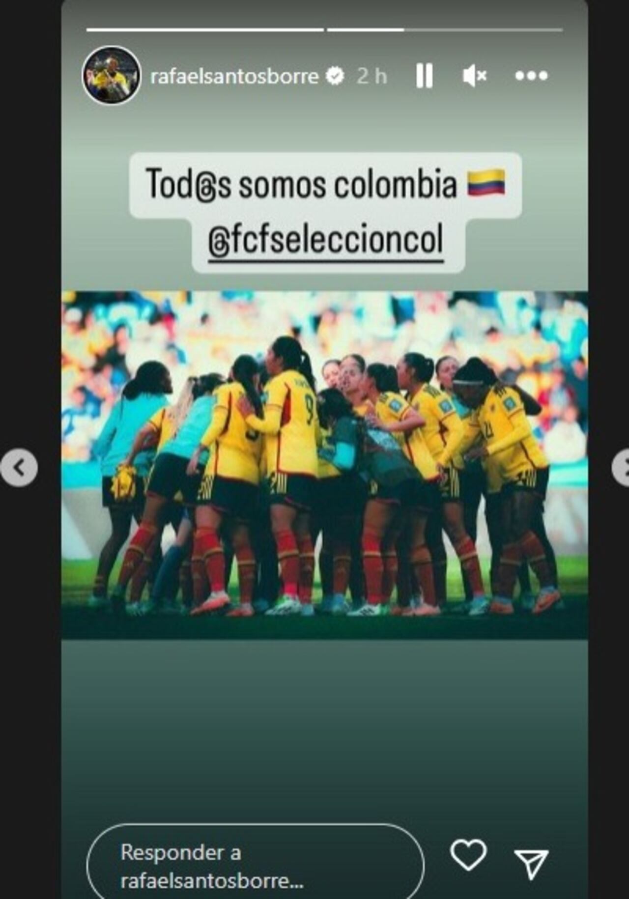 Rafael Santos Borré alentando a la Selección Colombia femenina de mayores