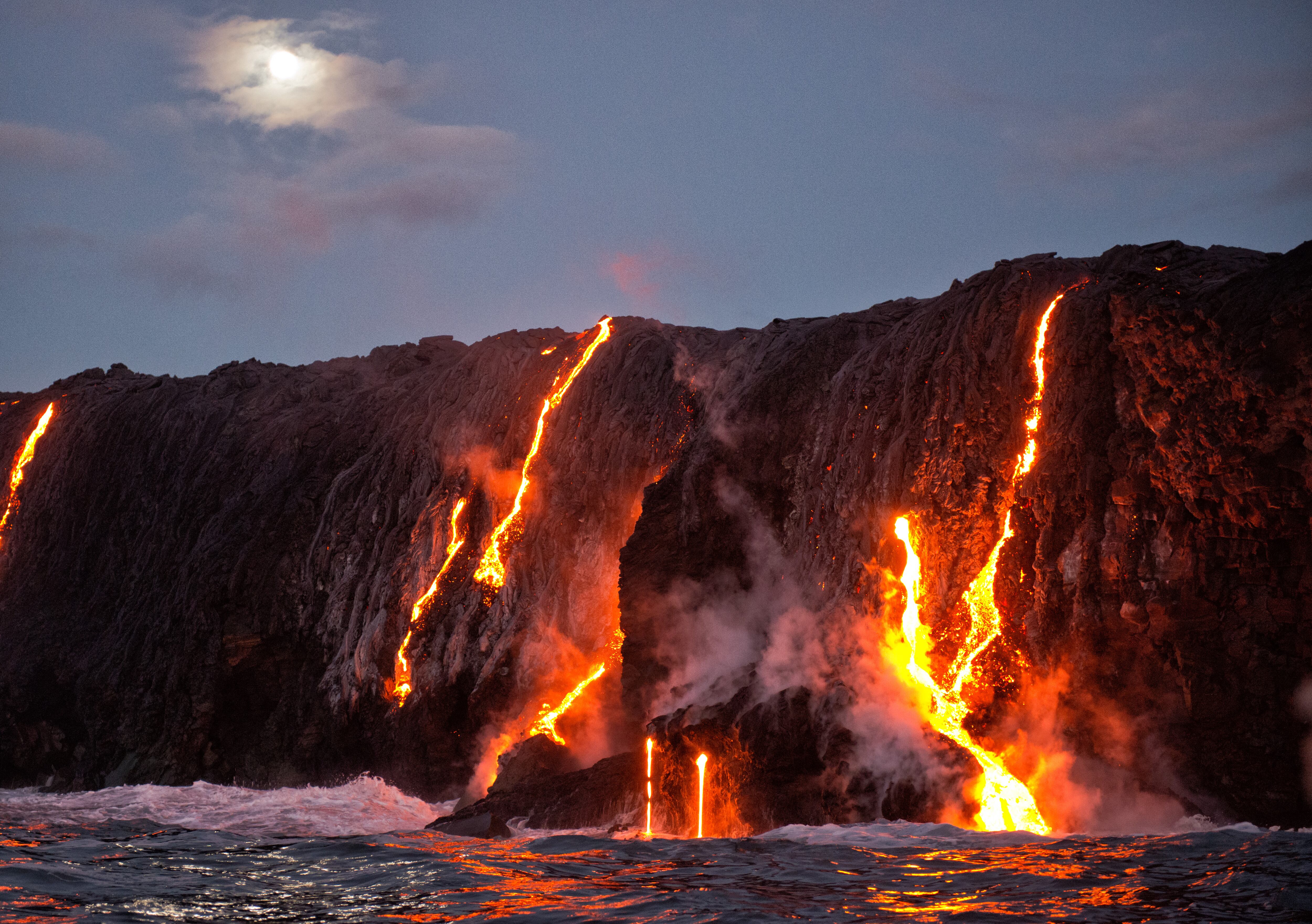 Uno de los mayores volcanes activos del mundo, el Kilauea, volvió a erupcionar este miércoles en Hawái lanzando lava.