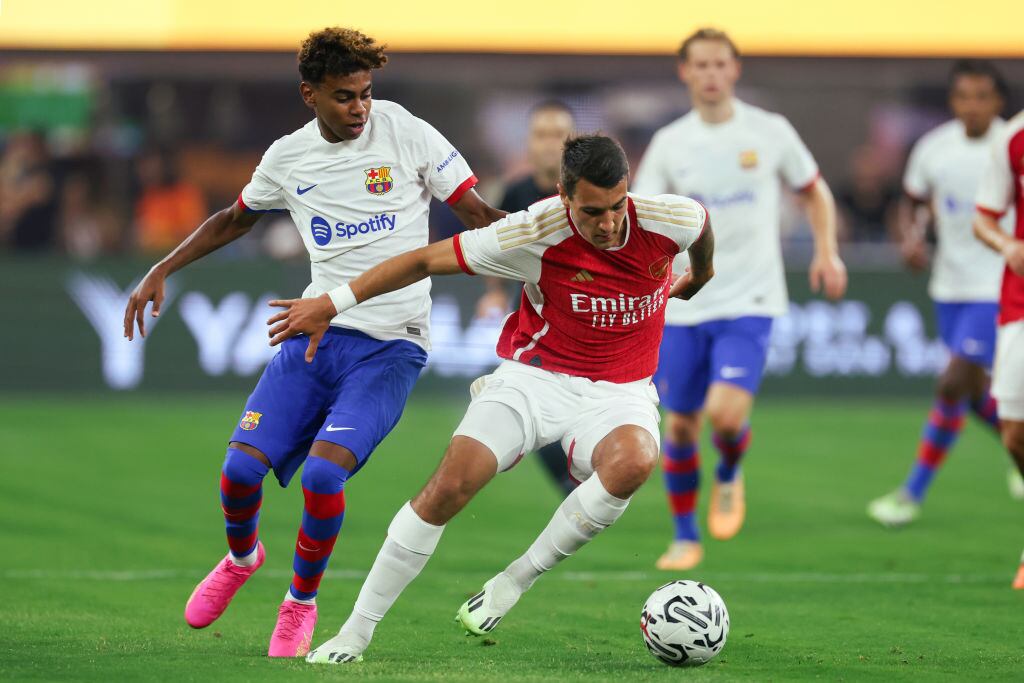 INGLEWOOD, CALIFORNIA - JULY 26: Lamine Yamal of FC Barcelona and Jakub Kiwior of Arsenal during the US Summer Series game between Arsenal and FC Barcelona at SoFi Stadium on July 26, 2023 in Inglewood, California. (Photo by Matthew Ashton - AMA/Getty Images)