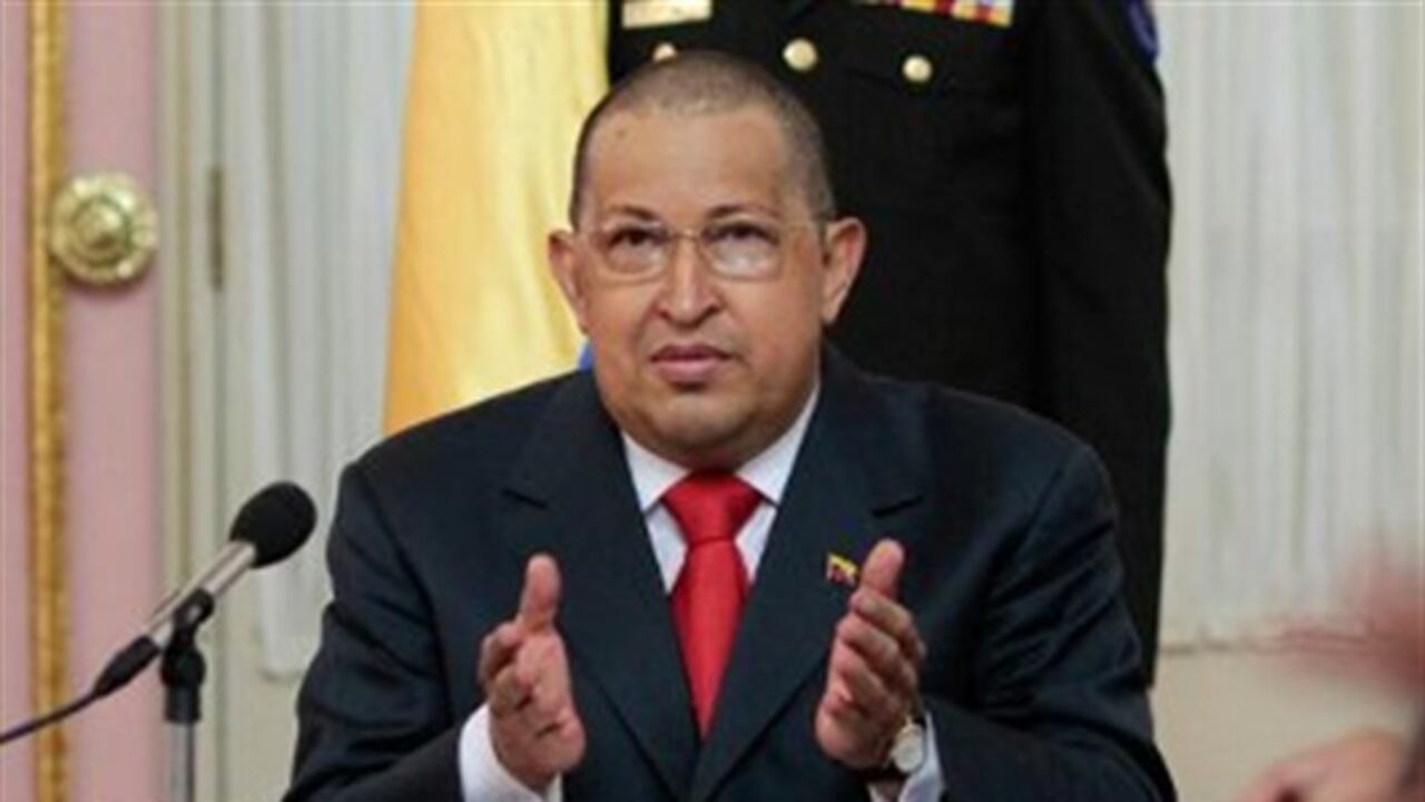 El presidente de Venezuela, Hugo Chávez, habla en su primera aparición pública sin cabello al participar en la ceremonia de juramentación de varios de sus nuevos ministros.