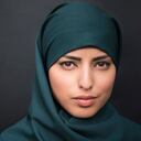 Retrato de una hermosa mujer musulmana con hijab.