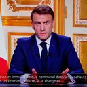 El presidente francés, Emmanuel Macron, aparece en monitores junto con leyendas que dicen "Nombraré un nuevo Primer Ministro en los próximos días", en una sala de control de la sede de la AFP mientras se dirige a la nación durante una transmisión televisada desde el Palacio presidencial del Elíseo, el lunes. el día de la dimisión del Primer Ministro, el 5 de diciembre de 2024, tras la derrota parlamentaria del día anterior, que obligó a su gobierno a dimitir.