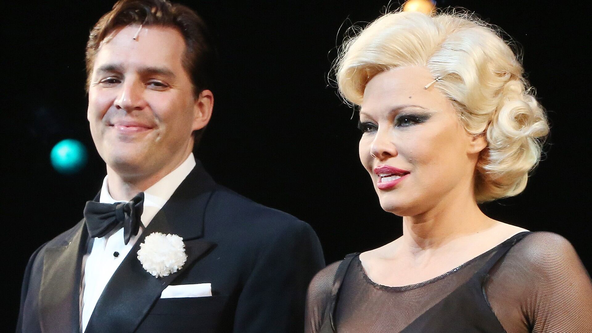 Ryan Silverman y Pamela Anderson durante la inauguración del debut de Anderson en Broadway en el exitoso musical "Chicago" en Broadway en The Ambassador Theatre el 12 de abril de 2022 en la ciudad de Nueva York.