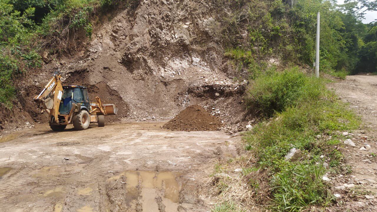 Gobernación del Catatumbo adelanta trabajos de recuperación vial en puntos críticos de la región.