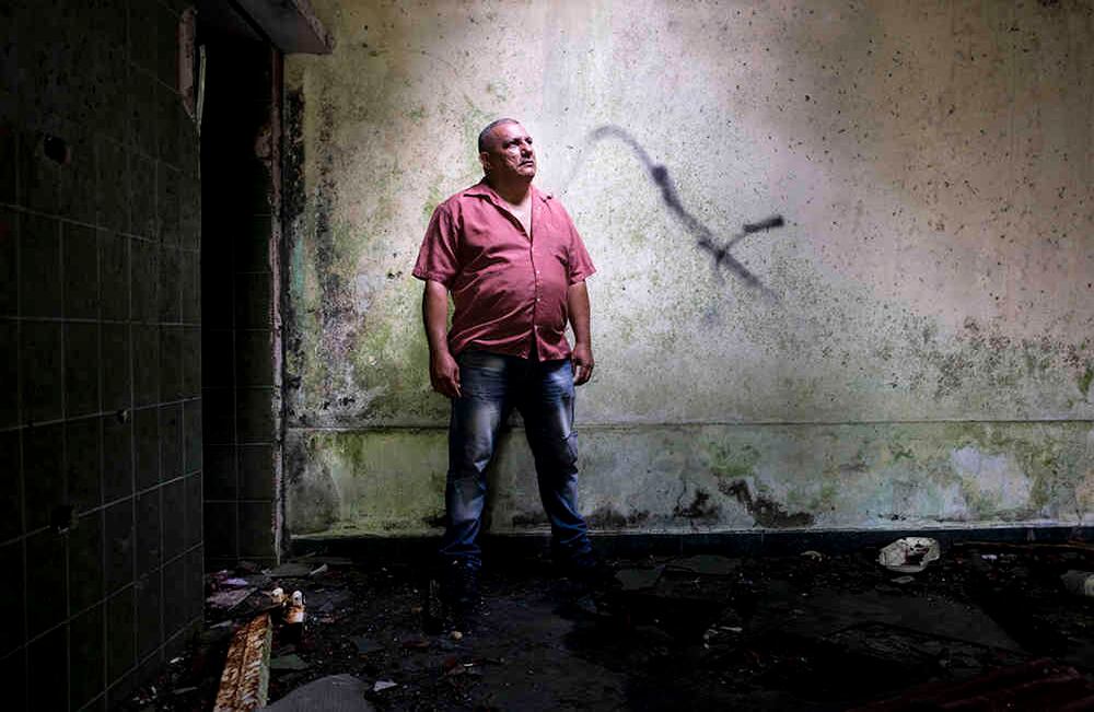 José Norbey Caro Duque de 50 años está en la que una vez fue su finca llamada ‘La gaviota’. Allí tenía ganado, tres deslizadores y dos canoas. Luego de 23 años de vivir allí, tuvo que salir con sus 3 hijos y su esposa. Hoy paga arriendo en Florencia sin un trabajo estable.