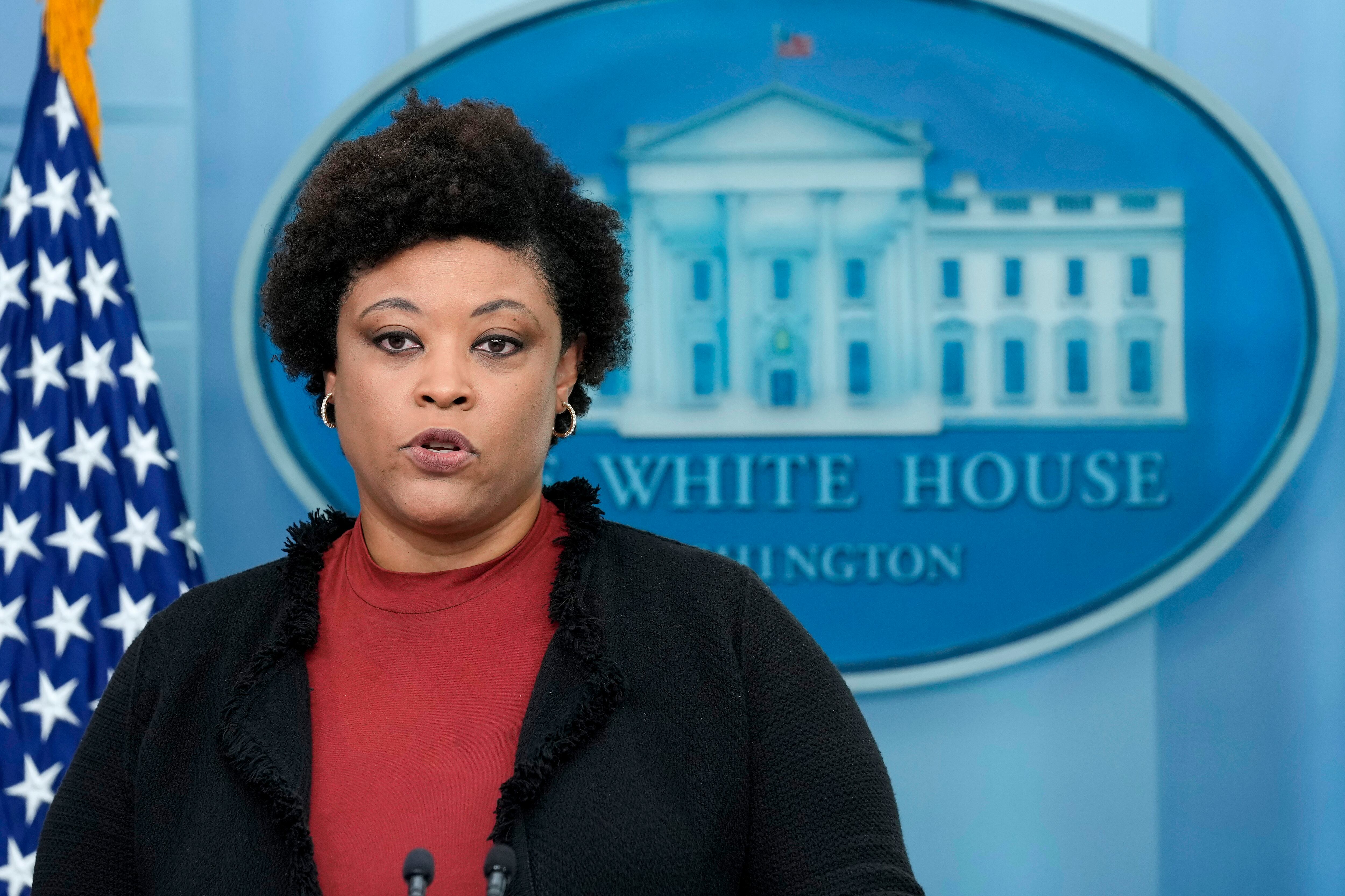 La directora de la Oficina de Administración y Presupuesto, Shalanda Young, habla sobre el posible cierre del gobierno durante la sesión informativa diaria en la Casa Blanca en Washington, el viernes 29 de septiembre de 2023.