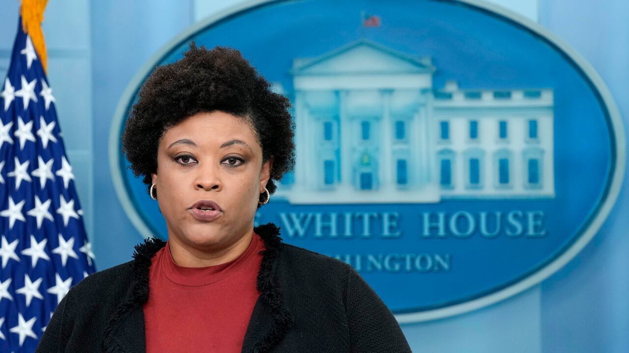La directora de la Oficina de Administración y Presupuesto, Shalanda Young, habla sobre el posible cierre del gobierno durante la sesión informativa diaria en la Casa Blanca en Washington, el viernes 29 de septiembre de 2023.