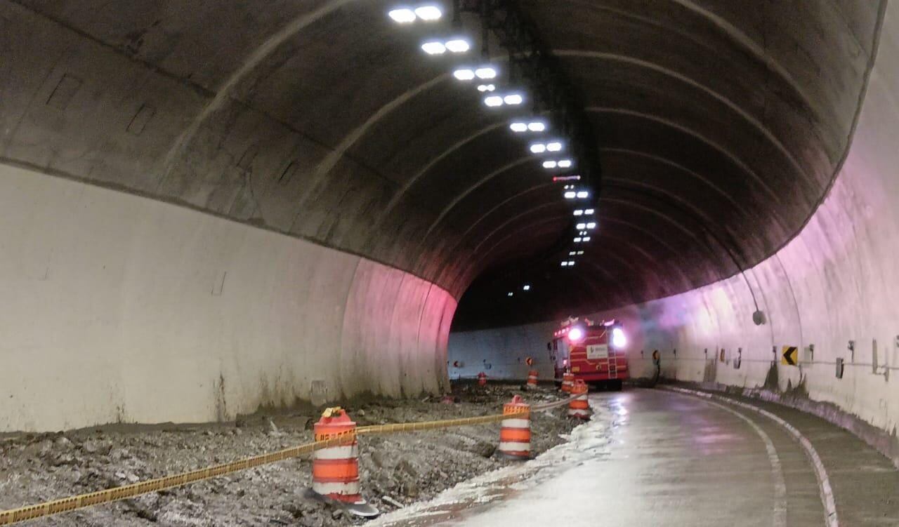Invías trabaja en el restablecimiento de la vía a La Línea tras derrumbe.
