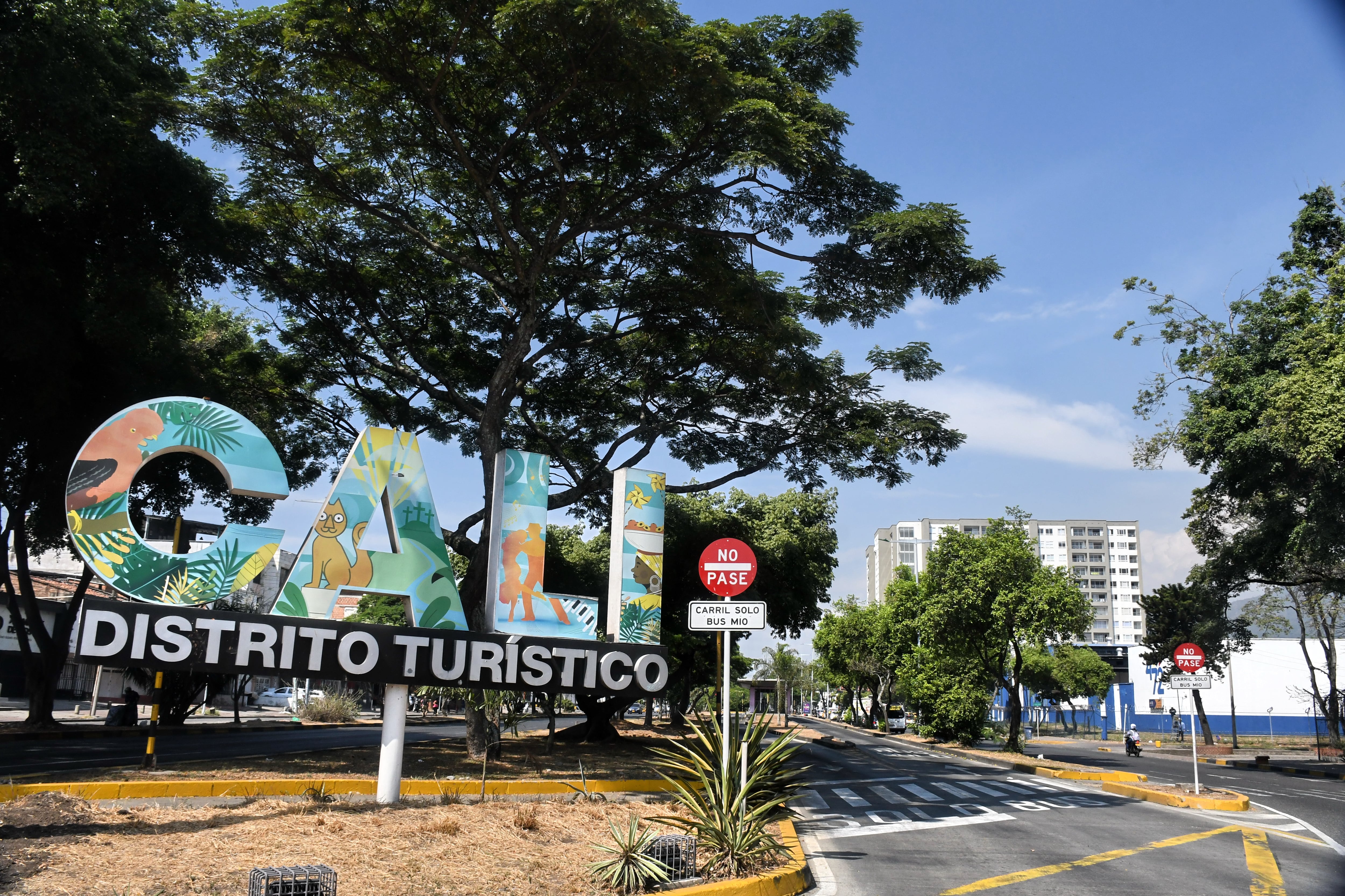 Cali: La ciudad se engalana con los colores de los símbolos patrios en los principales puentes y vías de la ciudad con motivo de la posesión del nuevo presidente de Colombia, Abelardo de la Espriella.