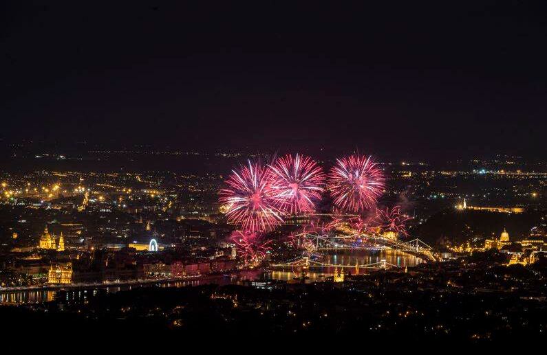 Los fuegos artificiales explotan sobre el río Danubio, en el centro de Budapest, como parte de las celebraciones de la fiesta nacional más importante del país, el martes 20 de agosto de 2019. Cada año, los húngaros conmemoran la fundación de su estado y homenajean a su fundador, el rey San Esteban. (Marton Monus / MTI a través de AP)