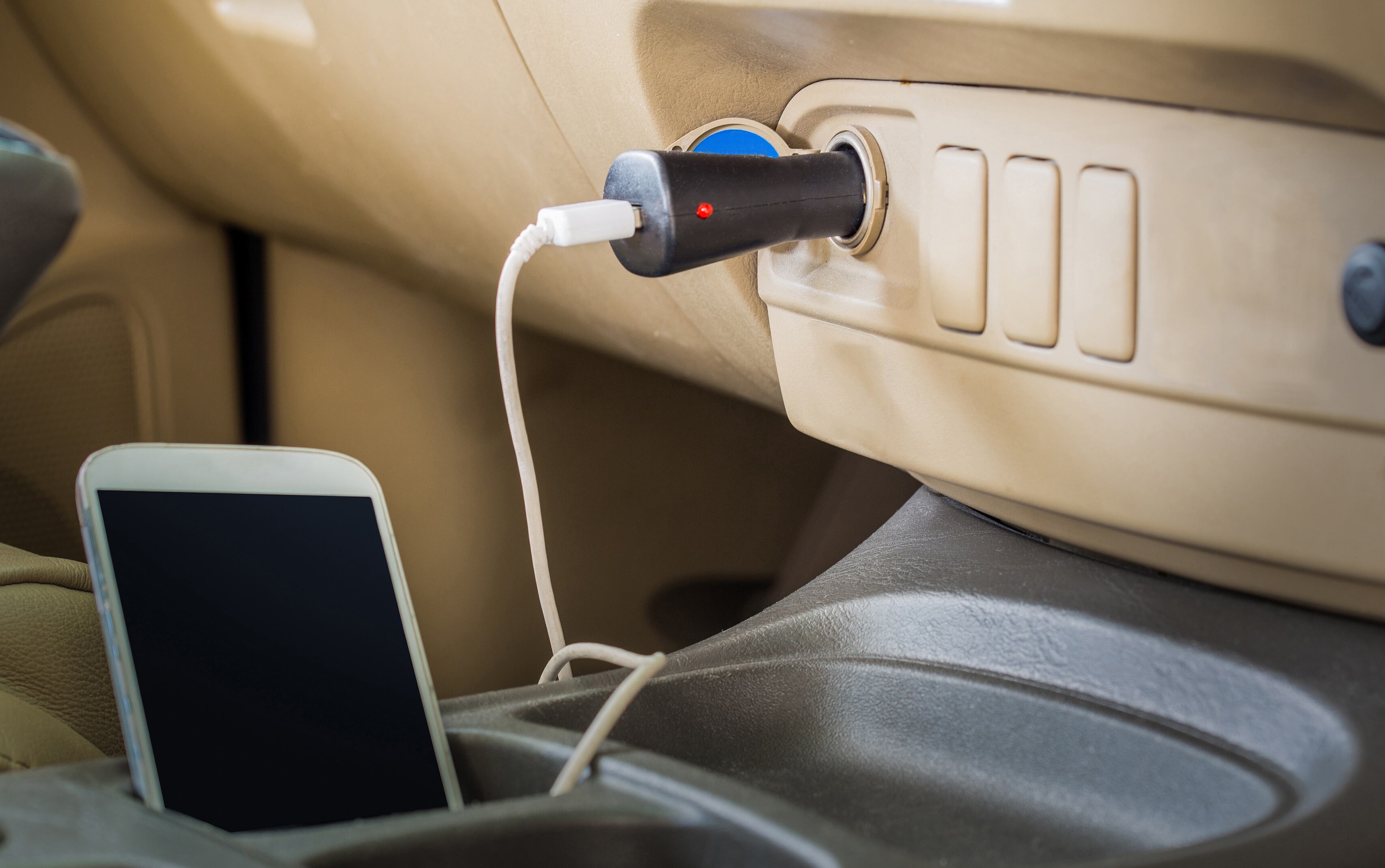 Los carros que se produjeron a finales de siglo XX integraban encendedor de cigarrillos. La industria cambió y lo removió.