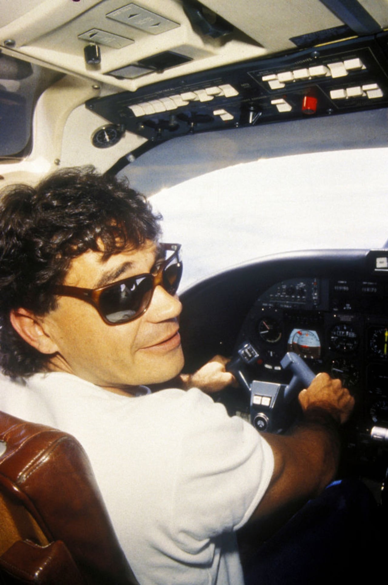 El traficante de cocaína Carlos Lehder a los mandos de su avión en 1986 en Colombia. Foto de Eric VANDEVILLE/Gamma-Rapho vía Getty Images