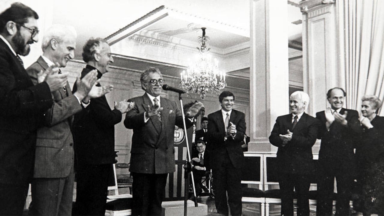 En 1993 Colciencias participó en la conformación de la Misión de Sabios de la que hicieron parte importantes intelectuales de la vida nacional.