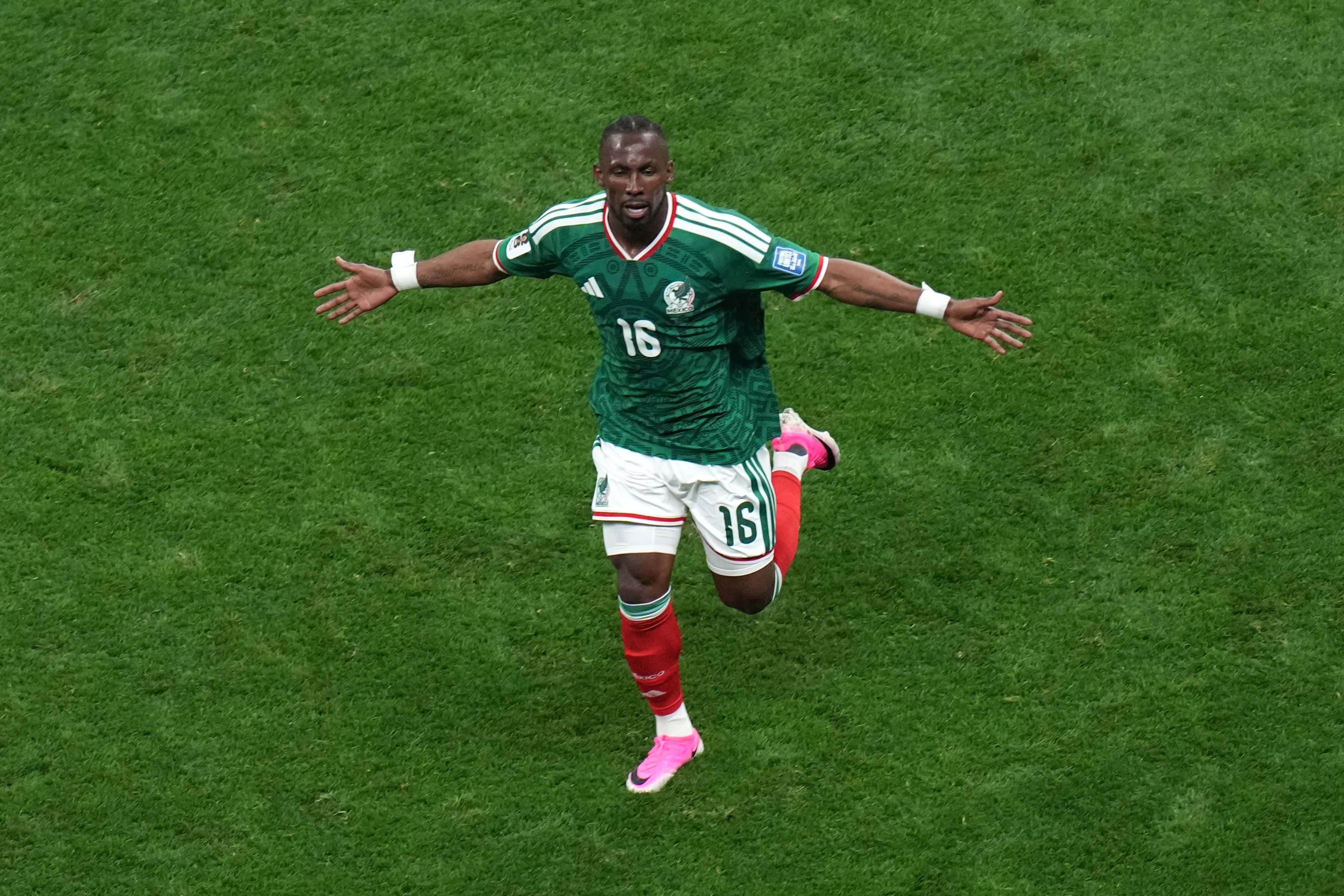 Julián Quiñones celebra en el Azteca