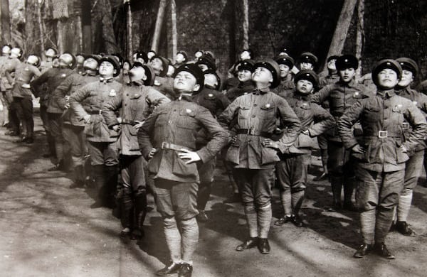 Durante la segunda guerra sino-japonesa, los niños del ejército de Mao Zedong eran conocidos como ‘Los diablitos rojos’. En la foto, tomada en Hankao en 1938, unas niñas soldado posan en formación.