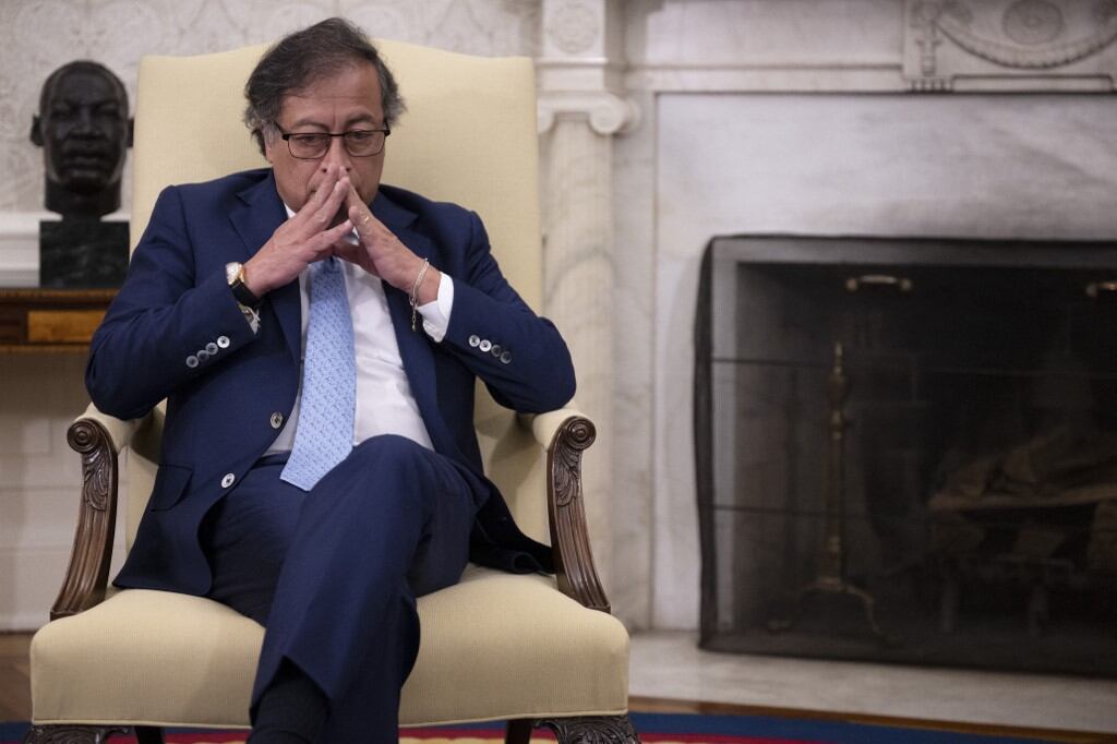 El presidente colombiano Gustavo Petro escucha durante una reunión con el entonces presidente estadounidense Joe Biden en la Oficina Oval de la Casa Blanca en Washington, DC, el 20 de abril de 2023 (Foto de Jim WATSON / AFP)