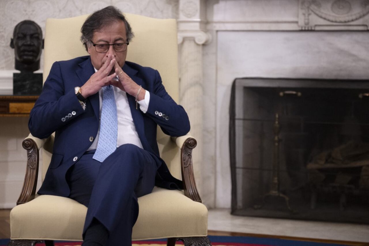 El presidente colombiano Gustavo Petro escucha durante una reunión con el entonces presidente estadounidense Joe Biden en la Oficina Oval de la Casa Blanca en Washington, DC, el 20 de abril de 2023 (Foto de Jim WATSON / AFP)