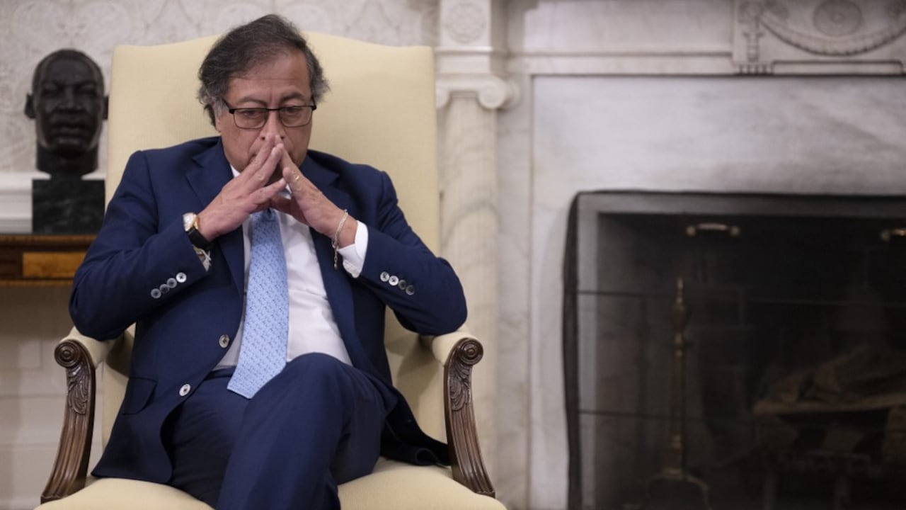 El presidente colombiano Gustavo Petro escucha durante una reunión con el entonces presidente estadounidense Joe Biden en la Oficina Oval de la Casa Blanca en Washington, DC, el 20 de abril de 2023 (Foto de Jim WATSON / AFP)