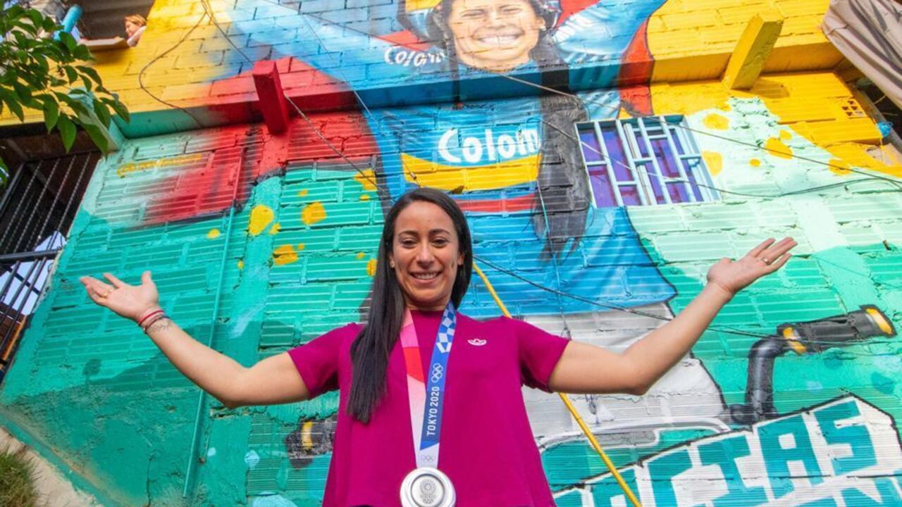 Este sábado 7 de agosto, la Comuna 8 de Medellín recibió a la deportista colombiana Mariana Pajón con un enorme mural de agradecimiento por su medalla de plata en los Juegos Olímpicos 2020.