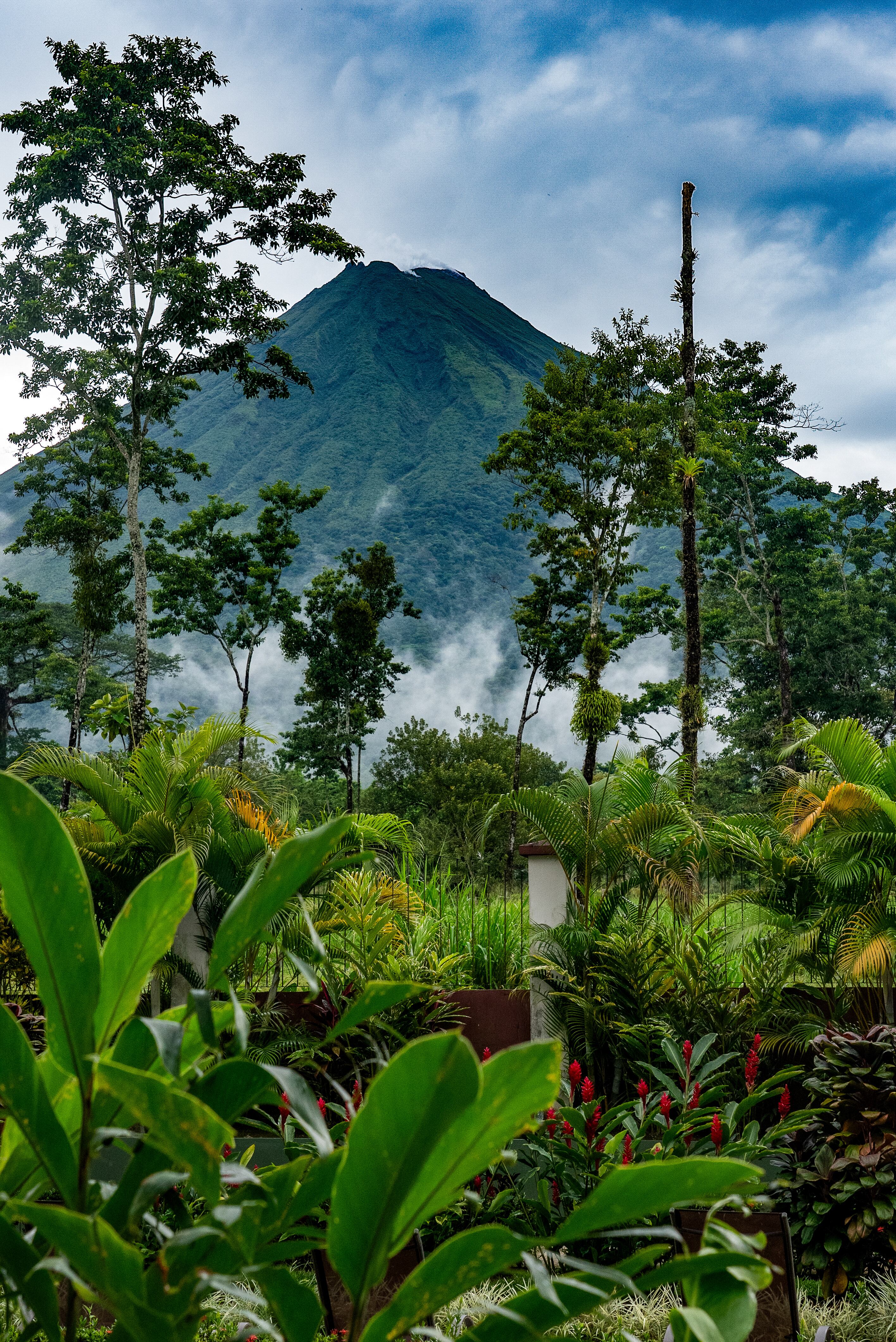 El país tiene un total de 25 volcanes, de los cuales muchos están activos.