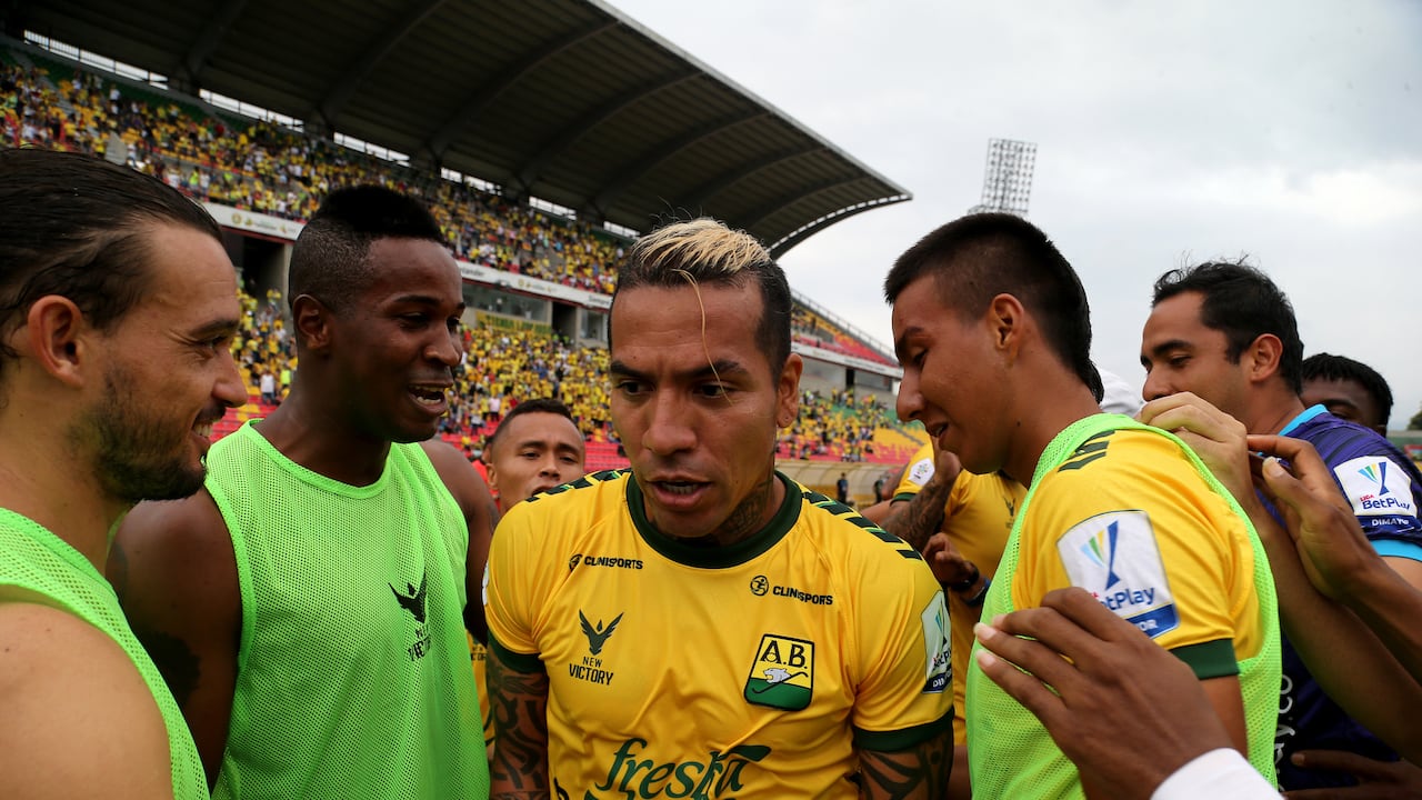 BUCARAMANGA - COLOMBIA, 26-03-2022: Dayro Moreno de Atletico Bucaramanga celebra con sus compañeros de equipo su gol anotado a Jaguares de Cordoba F.C. durante partido de la fecha 13 entre Atletico Bucaramanga y Jaguares de Cordoba F.C. por la Liga BetPlay DIMAYOR I 2022 en el estadio Alfonso Lopez de la ciudad de Bucaramanga. / Dayro Moreno of Atletico Bucaramanga celebrates with his teammates his goal scoring to Jaguares de Cordoba F.C. during a match of the 13th date between Atletico Bucaramanga and Jaguares de Cordoba F.C. for the BetPlay DIMAYOR I 2022 League at the Alfonso Lopez Stadium in Bucaramanga city. / Photo: VizzorImage / Jaime Moreno / Cont.