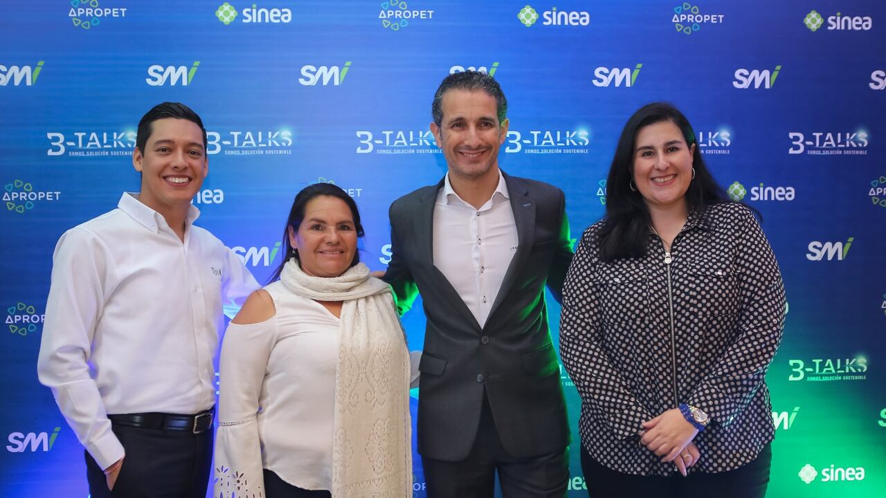 De izquierda a derecha: Yoshua Guzmán (gerente corporativo de Investigación y Desarrollo Grupo SMI), Ana Rodríguez (representante legal Asociación Remarek), Jaime Hernández Rivillas (country manager del Grupo SMI Colombia) y Paula Ocampo (Vicepresidente Ejecutiva de Acoplásticos).