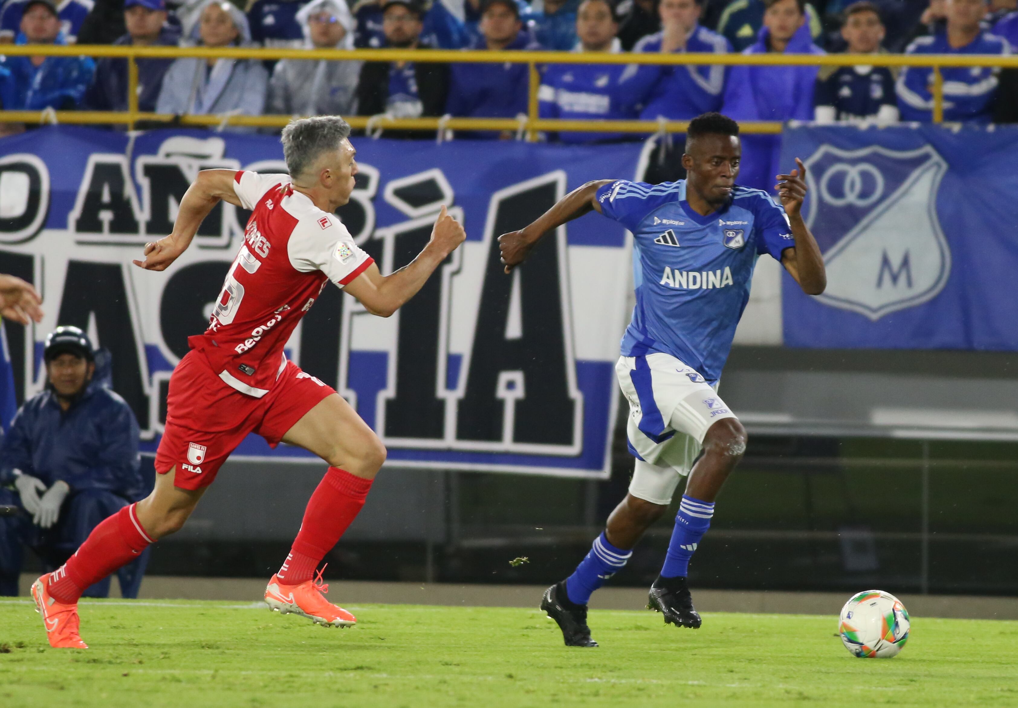 Jader Valencia jugando un clásico con Millonarios ante Santa Fe.