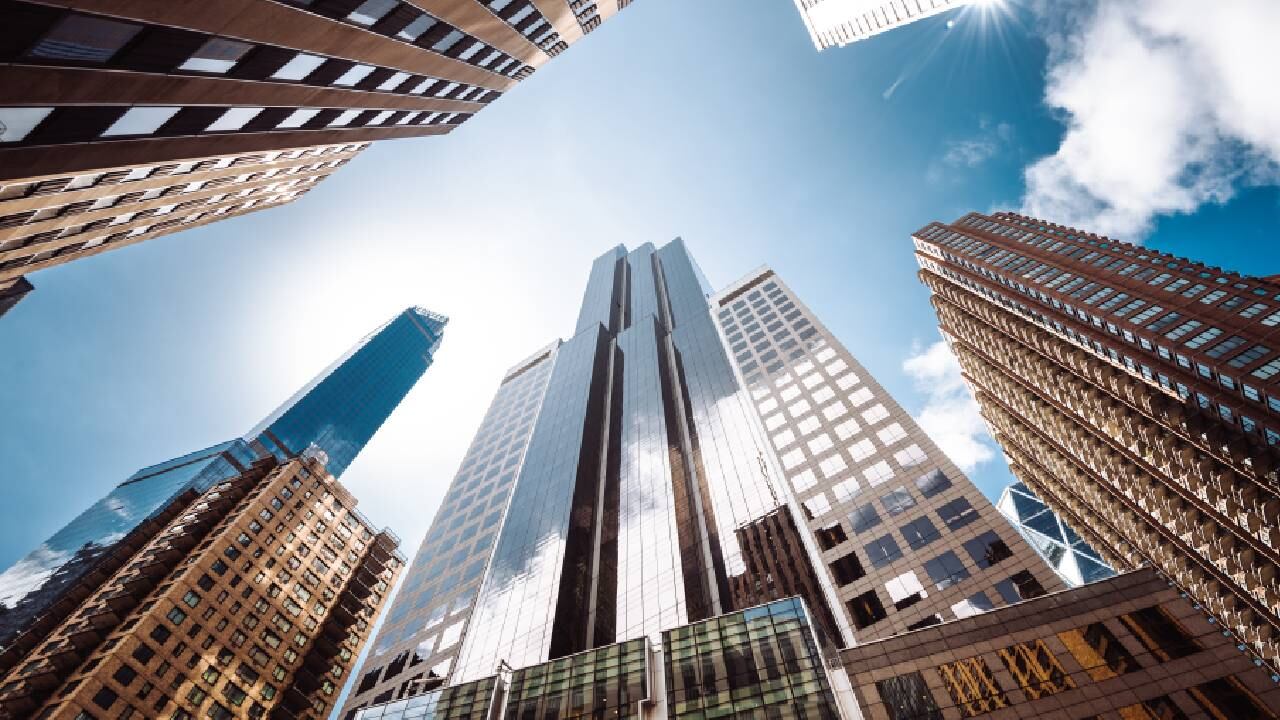 Mujer de 26 años cayó de un rascacielos en Nueva York. Se investiga si fue un accidente o suicidio (imagen de referencia).