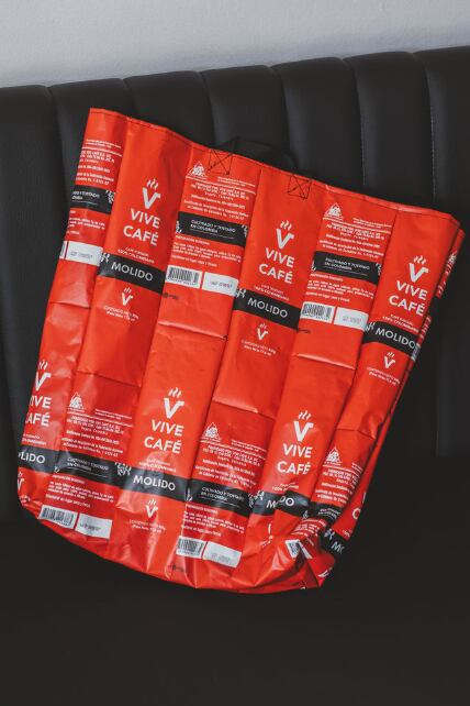 Bolsas vacías de café se transforman en Tulas de Amor, confeccionadas por mujeres cabeza de hogar en Bogotá y Zipaquirá.