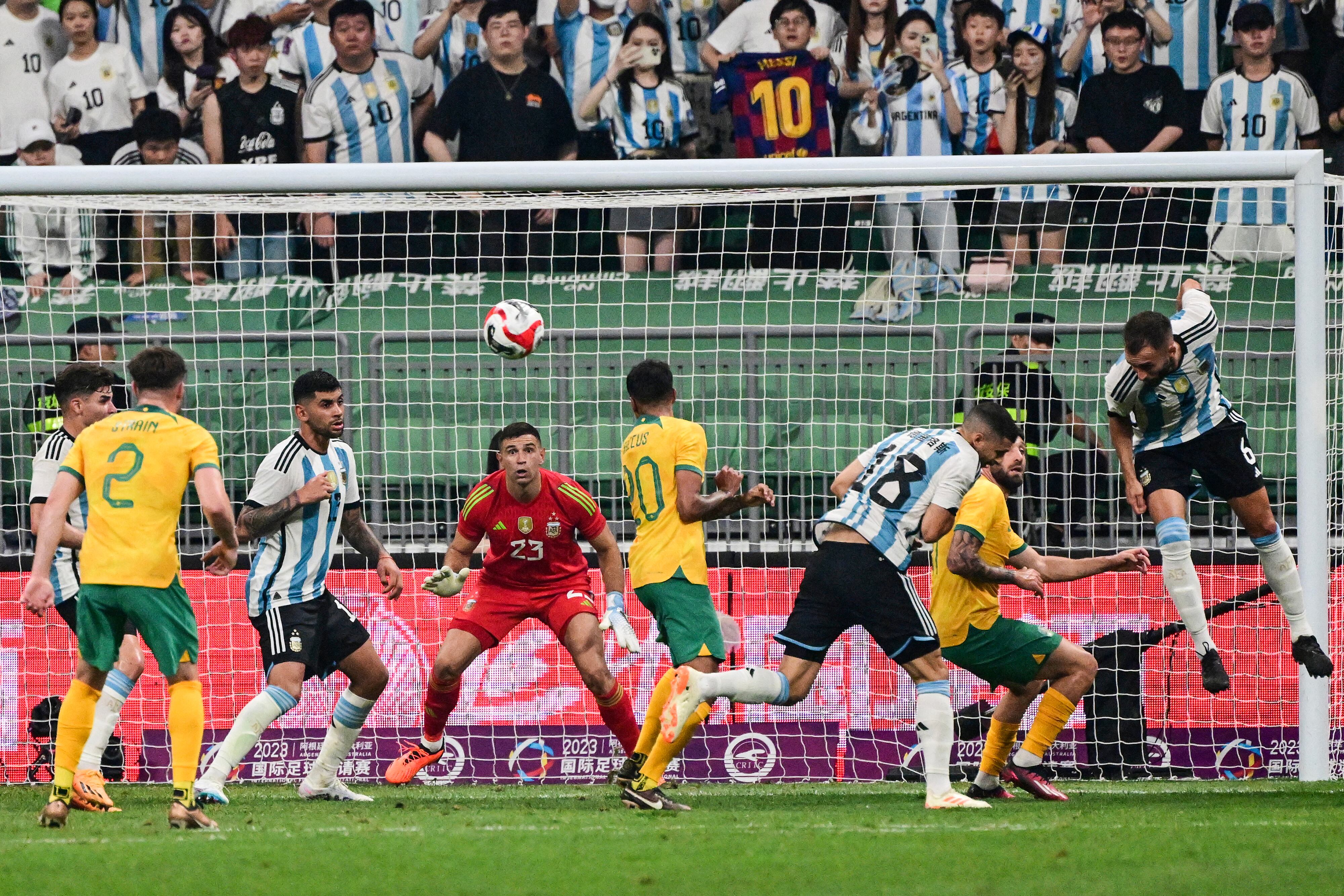 Argentina y Australia se midieron en China en un partido amistoso. Foto: AFP.