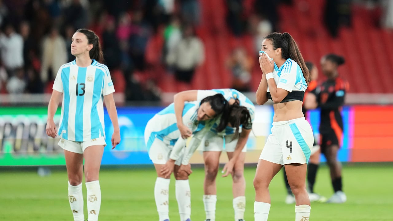 Argentina's players react after losing in a penalty shootout against Colombia during a Women's Copa America semifinal soccer match at Rodrigo Paz Delgado stadium in Quito, Ecuador, Monday, July 28, 2025. (AP Photo/Dolores Ochoa)