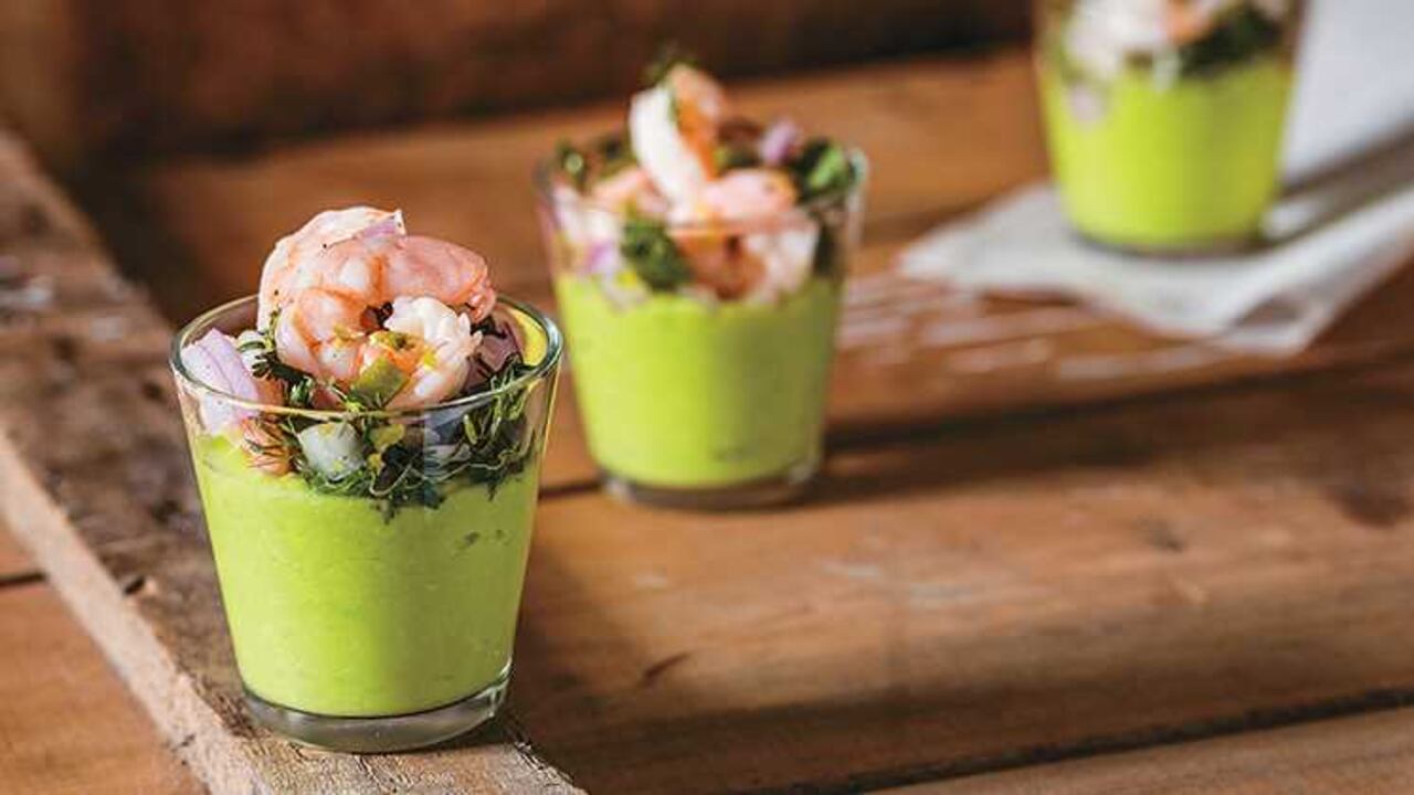 shots de aguacate y camarones