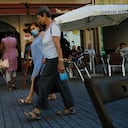 Dos mujeres caminan cerca de un bar en Pamplona, norte de España, el 5 de julio de 2021. (AP Foto/Alvaro Barrientos)