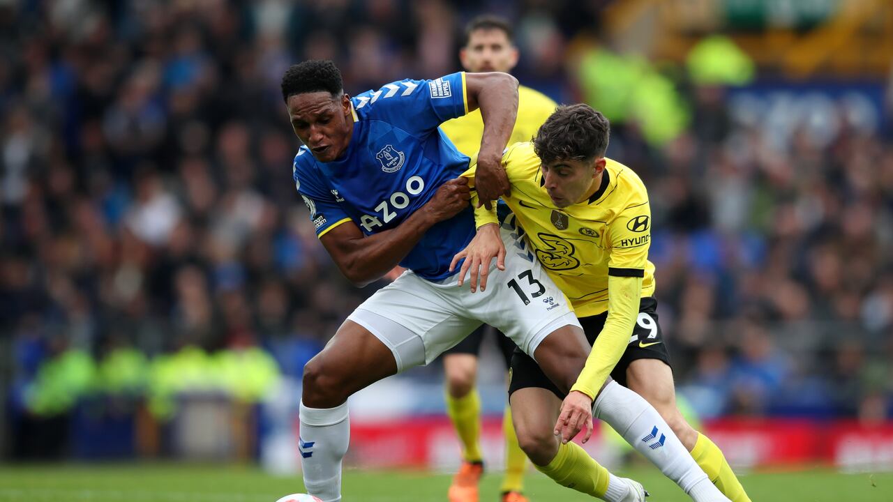 Yerry Mina y Kai Havertz disputan la pelota en el Everton vs Chelsea