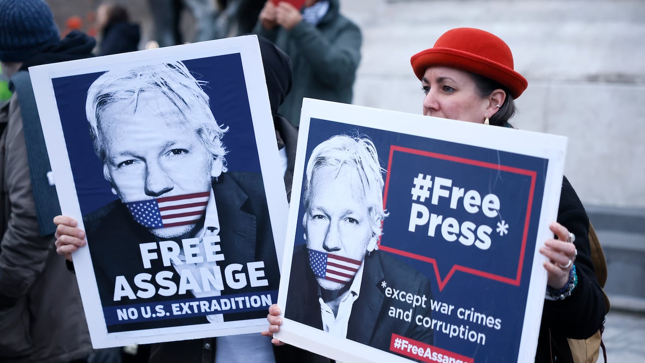 La gente se manifiesta en apoyo de Julian Assange, el martes 20 de febrero de 2024 en París. Los abogados de Julian Assange abrieron el martes en Londres un último recurso legal en el Reino Unido para impedir que el fundador de WikiLeaks sea enviado a Estados Unidos para enfrentar cargos de espionaje, argumentando que las autoridades estadounidenses buscan castigarlo por exponer graves actos criminales cometidos por el Estado estadounidense