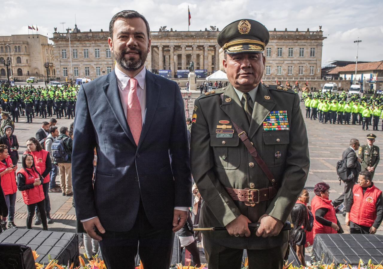 Alcalde Carlos Fernando Galán y el Brigadier General José Daniel Gualdrón Moreno.