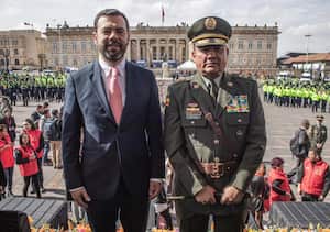 Alcalde Carlos Fernando Galán y el Brigadier General José Daniel Gualdrón Moreno.