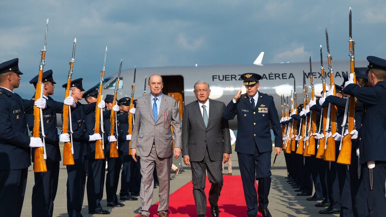 El canciller Álvaro Leyva recibió al presidente de México, Manuel López Obrador en Colombia.