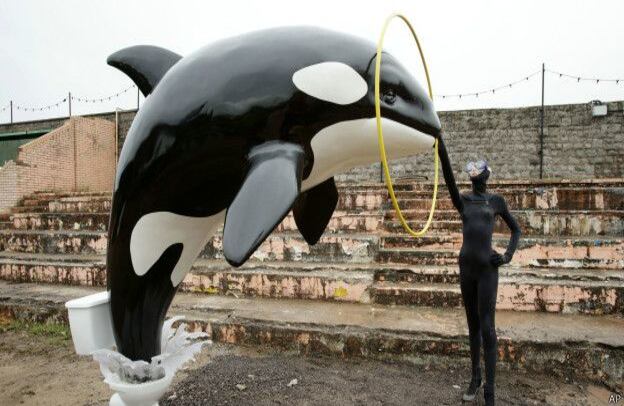 En Dismeland también se puede observar a una ballena asesina emergiendo de un sanitario. "Se trata de un parque temático cuyo tema principal es que los parques temáticos deberían hablar sobre grandes temas", dijo Banksy.